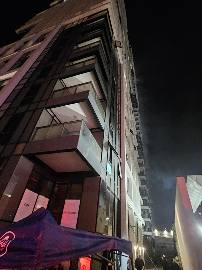 سقوط صواريخ في عدة مناطق: طواقم الإطفاء تبحث عن عالقين وتخمد حرائق في أنحاء البلاد